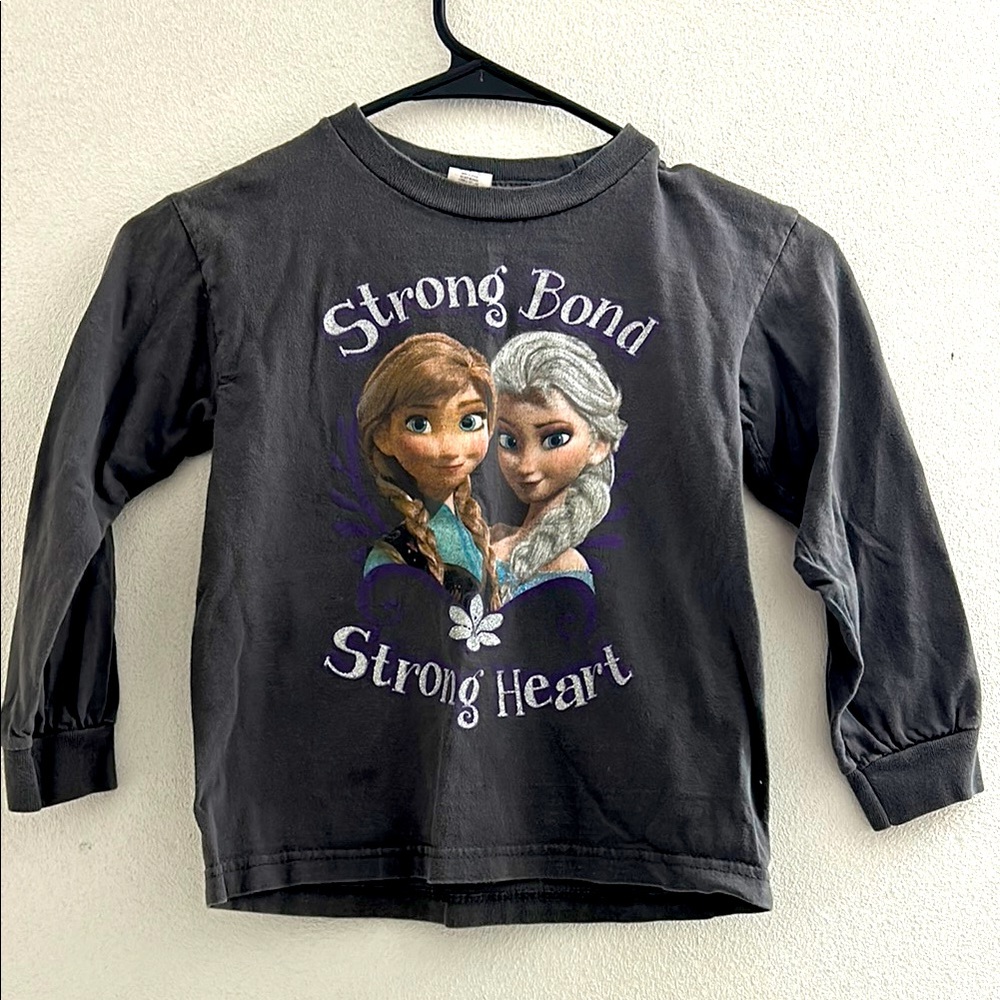 🌺 Disney Frozen Anna and Elsa Long Sleeve Dark Grey Graphic Tee Shirt. Size 5/6.